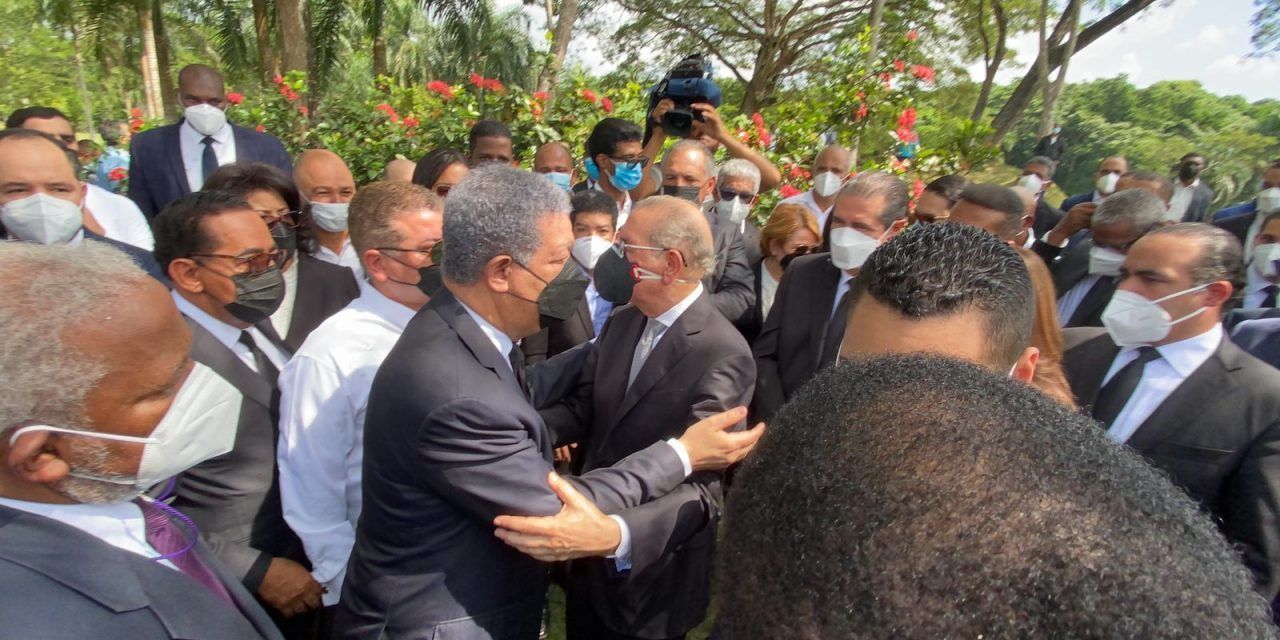 Leonel y Danilo se saludan en velatorio de Pared Pérez