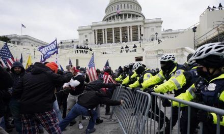 Corte aplaza entrega de documentos de Trump del 6 de enero