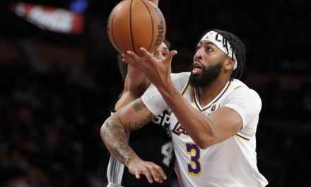 Davis suma 34 puntos y 15 rebotes, Lakers vencen a Spurs