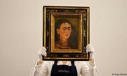 ¿Quién compró la obra de Frida Kahlo, la más cara de un artista latinoamericano?