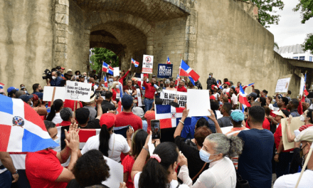 Protestan contra la tarjeta de vacuna anticovid