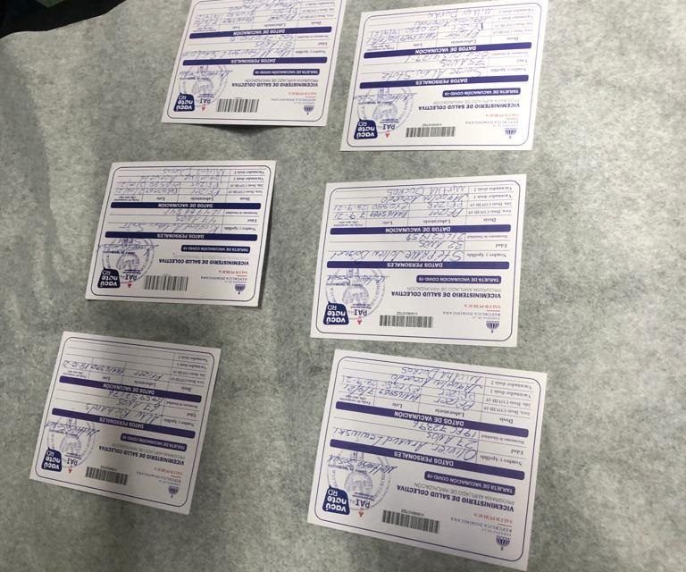 La policía dice apresa a propietaria de farmacia por falsificación de tarjetas de vacunación