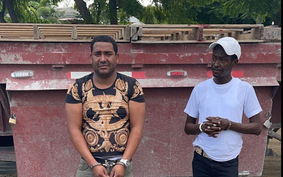 Apresan dos hombres e incautan 243 paquetes presumiblemente marihuana en Azua