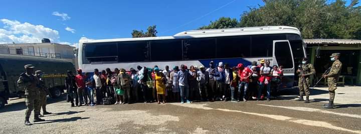 Detienen dos autobuses en Elías Piña por traficar haitianos ilegales rumbo a Santo Domingo