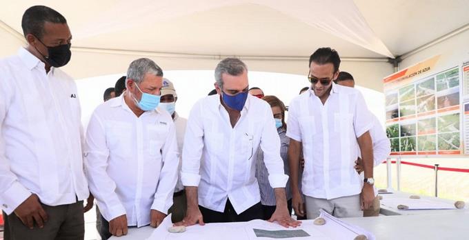 Abinader entrega 650 títulos de propiedad y verifica circunvalación