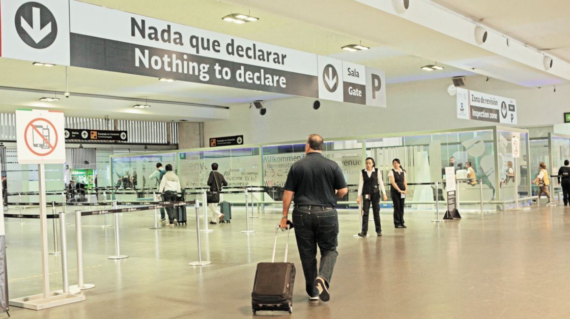 La búsqueda de vida en el universo depende en gran medida de nuestra comprensión de la vida moderna y antigua en la Tierra, así como de la medida en que entendemos los factores que afectan al desarrollo de la vida y su interacción con el ambiente. Buscar restos de vida en rocas antiguas supone un reto ya que, en muchas ocasiones, el tiempo y la diagénesis han contribuido a destruir y reciclar geológicamente cualquier evidencia directa de vida (fósil estructural o textural). Es por ello, por lo que el uso de fósiles químicos, tales como determinadas moléculas o composiciones isotópicas (biomarcadores moleculares o isotópicos), resulta mucho más útil para la búsqueda de vida en ambientes antiguos, donde el impacto acumulado de diversos factores destructivos como la radiación ultravioleta, la erosión, la presión o la temperatura han podido causar la degradación paulatina de posibles restos biológicos.     En un reciente estudio, realizado por un equipo multidisciplinar del Centro de Astrobiología (CAB, dependiente del CSIC y del INTA) en España y la Universidad Católica del Norte (Antofagasta, Chile), se ha investigado el perfil de fósiles químicos (biomarcadores moleculares e isotópicos) preservados en rocas antiguas del desierto de Atacama, en Chile. Concretamente han analizado muestras de tres rocas de sedimentarias (carbonatos) del Triásico-Jurásico con el objetivo de identificar restos de vida a lo largo de los últimos 200 millones de años.     Como señala Laura Sánchez-García, investigadora del CAB que ha liderado el estudio, “es fundamental combinar la búsqueda de múltiples moléculas diana con diferentes composiciones químicas, grados de conservación y especificidad biológica para complementar la información biológica o temporal limitada proporcionada por cada una a nivel individual y lograr así una imagen más integradora de cómo fue el ambiente original. La estrategia de aplicar múltiples biomarcadores, que cubren diferentes aspectos y complejidades químicas aumenta la probabilidad de detectar señales inequívocas de vida”.     En el estudio se aplicó una plataforma multianalítica para la detección de distintos tipos de biomoléculas con distinta resistencia a la degradación y diferente capacidad de diagnosticar sus fuentes biológicas. La identificación combinada de biomoléculas derivadas de lípidos y de proteínas con las señales positivas de un chip detector de vida (el Life Detector Chip) permitió inferir el metabolismo y la diversidad de las formas de vida más recientes. Mientras que el análisis molecular e isotópico de las cadenas de lípidos (las más resistentes a la degradación) permitieron, además, identificar fuentes biológicas de periodos más antiguos, así como recrear las condiciones ambientales que han predominado en los últimos 200 millones de años.