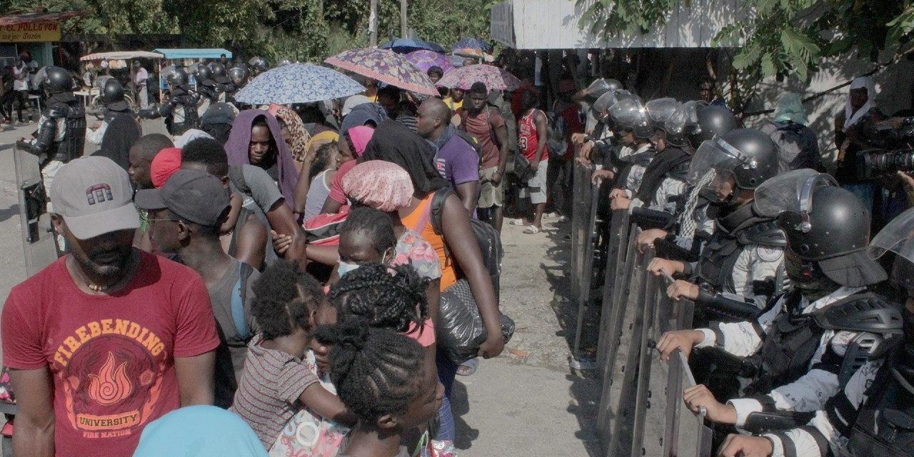 Caravana migrante se entrega a migración en Chiapas