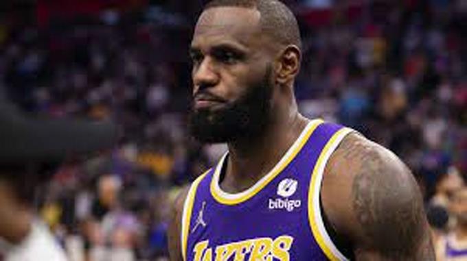 LeBron es suspendido un juego y Stewart dos por altercado