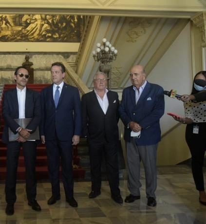 Marc Anthony visita a Luis Abinader en el Palacio Nacional