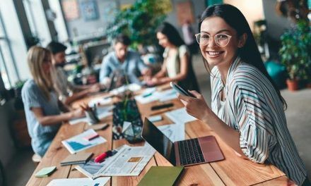Modelo laboral prepandemia no es sustentable y debe dar paso a un sistema híbrido, dicen expertos