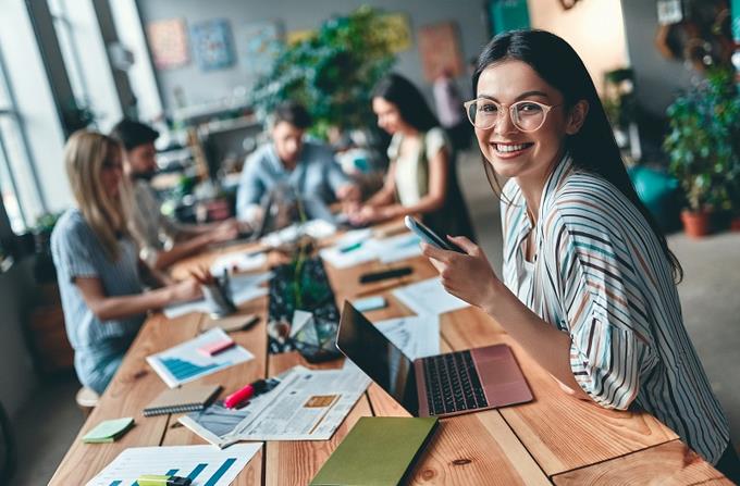 Modelo laboral prepandemia no es sustentable y debe dar paso a un sistema híbrido, dicen expertos