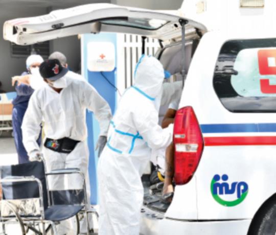 Pacientes de Covid siguen llenando centros médicos