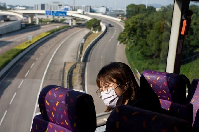 Pasajeros duermen en autobús sin destino en Hong Kong