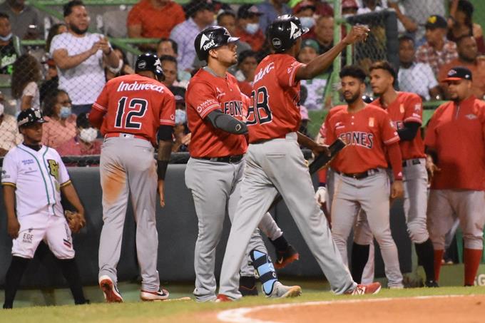 Los Leones derrotan a las Estrellas y provocan un triple empate
