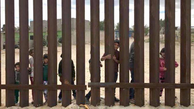 Cinco niños migrantes entran solos a EE.UU. con teléfonos escritos en notas