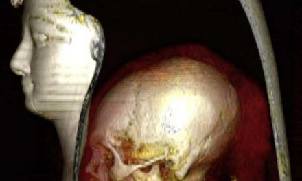 La momia del faraón Amenofis I bajo el vendaje