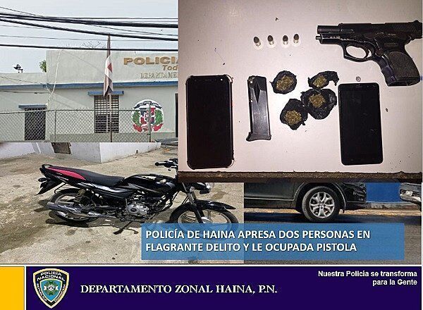 Miembros de la Policía Preventiva de Haina, apresaron dos individuos en flagrante delito por atraco a mano armada, logrando recuperar un arma de fuego, un celular, y ocupándole a los mismos cuatro porciones de un vegetal verde presumiblemente marihuana y una motocicleta en la que se desplazaban