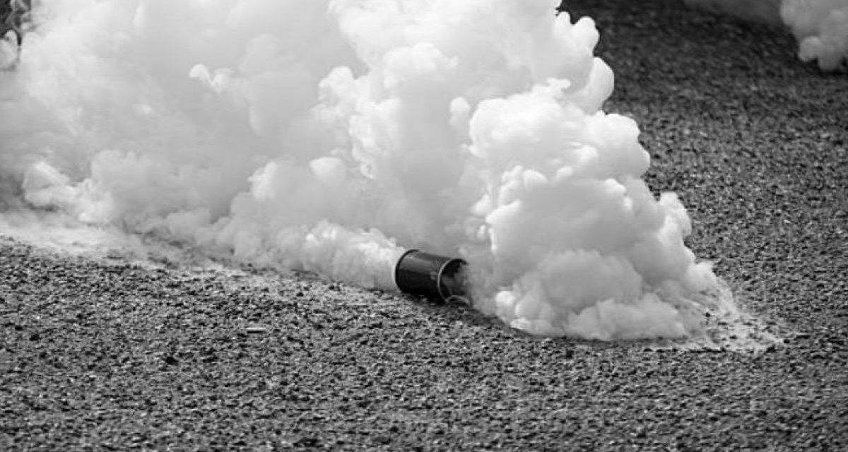 Lanzan bombas lacrimógenas en casa de un periodista en La Vega