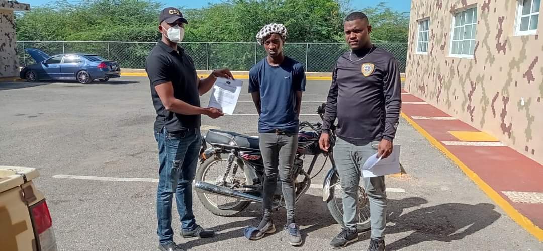 Detienen haitiano con motocicleta supuestamente robada en Pedernales