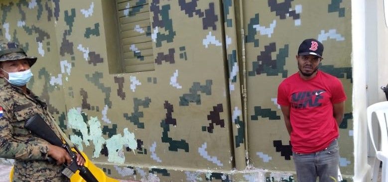 Policía Nacional apresa hombre por asalto en tienda de celulares en Barahona