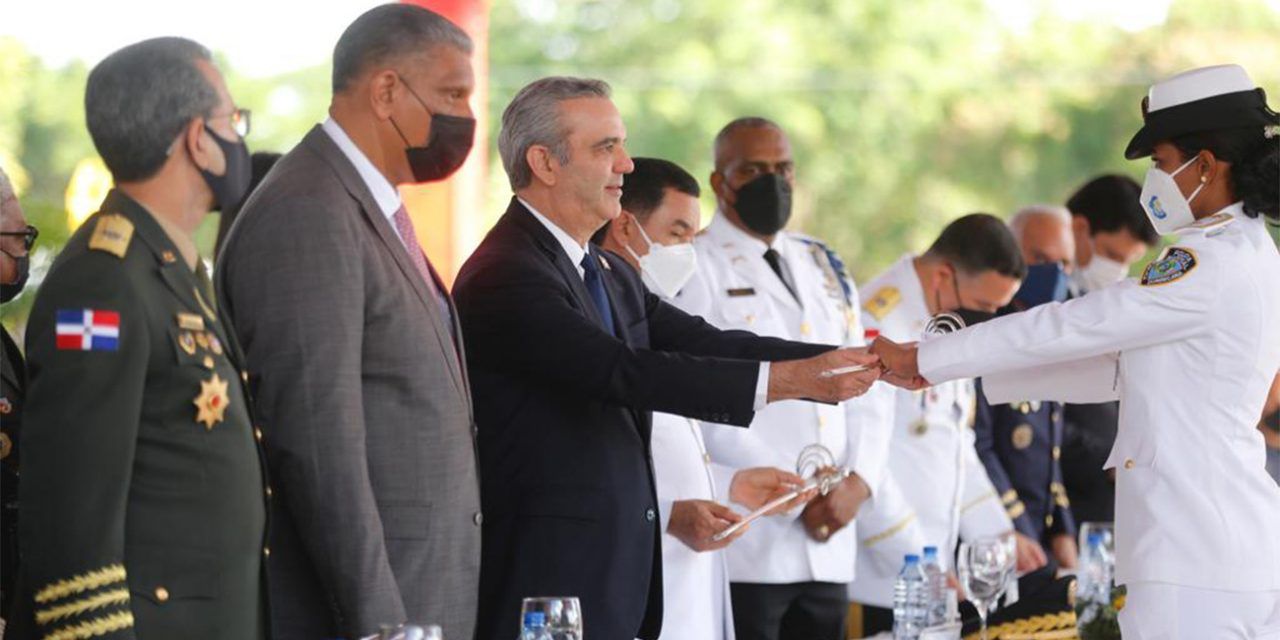 Abinader pide a nuevos cadetes PN trabajar con integridad