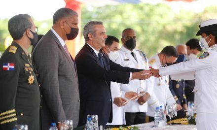Abinader pide a nuevos cadetes PN trabajar con integridad