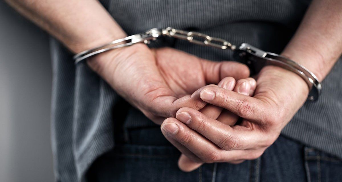 Arrestan hombre acusado de homicidio en SPM cuando intentaba salir del país