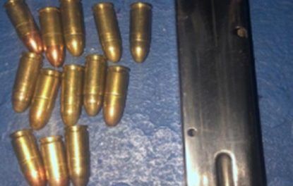 Policía detiene dos personas con posibles sustancias narcóticas