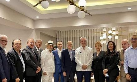 Miembros de 12 partidos políticos mantuvieron un «encuentro navideños» con Abinader