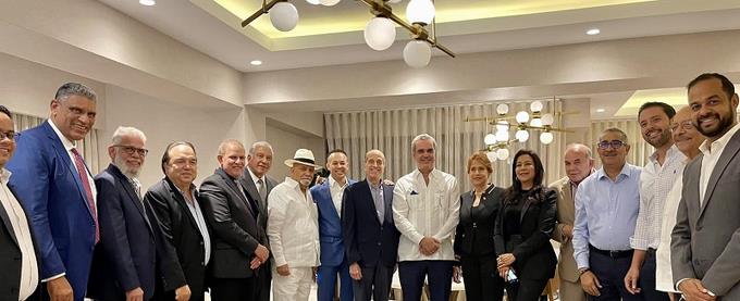 Miembros de 12 partidos políticos mantuvieron un «encuentro navideños» con Abinader