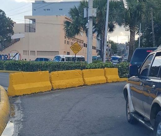Alcaldía SC coloca barrera para tratar de organizar tránsito