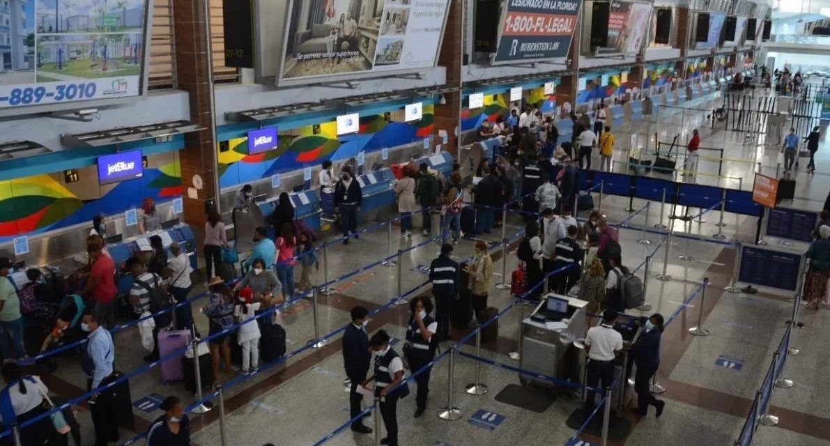 Se dispara flujo de pasajeros en el AILA en medio de estrictos controles sanitarios
