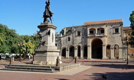 ¿Quién hizo la estatua de Colón ubicada en la Ciudad Colonial?