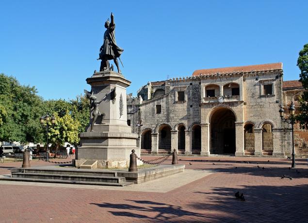 ¿Quién hizo la estatua de Colón ubicada en la Ciudad Colonial?