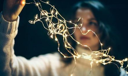 Seis consejos para evitar sobrecargas al decorar con luces y adornos eléctricos en Navidad