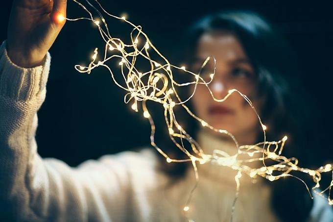 Seis consejos para evitar sobrecargas al decorar con luces y adornos eléctricos en Navidad