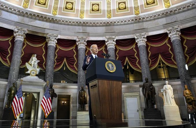 Biden ataca a Trump en aniversario del ataque al Capitolio