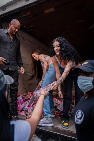 Cantante Malú Trevejo regala juguetes a niños de distintos barrios de Santo Domingo