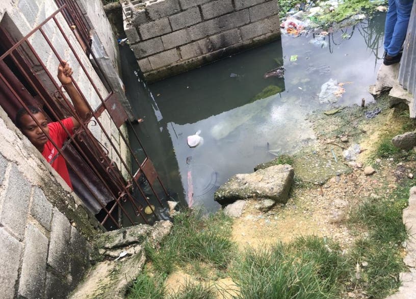 Más de 300 familias viven entre la basura y las aguas residuales