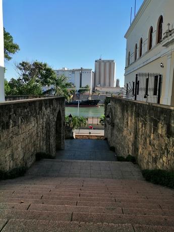A pie por El Conde. La calle mira hacia el Ozama