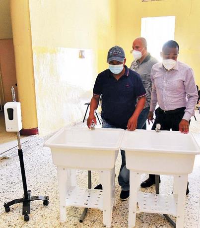 Abren escuelas en la cuesta de contagios