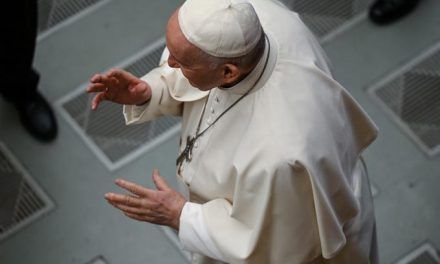 El papa sorprende con una visita a una tienda de discos del centro de Roma