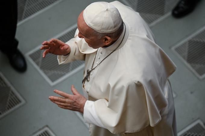 El papa sorprende con una visita a una tienda de discos del centro de Roma