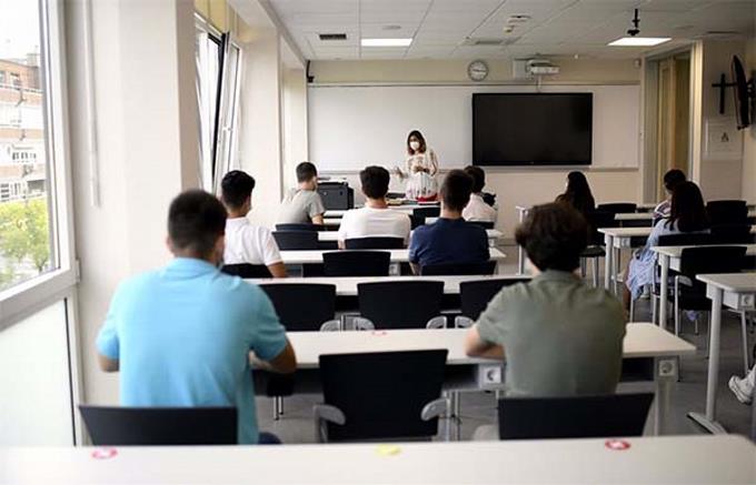 Un estudio concluye que no hay vínculo significativo entre la educación presencial y la incidencia de COVID-19
