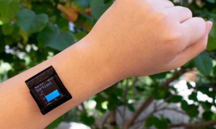 Reloj de pulsera inteligente que mide el nivel de estrés de la persona