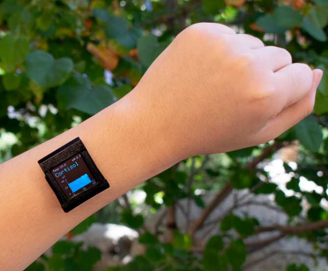 Reloj de pulsera inteligente que mide el nivel de estrés de la persona