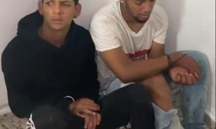 PN apresa dos hombres acusados de asaltar empleado de estación de combustible en Villa Tapia