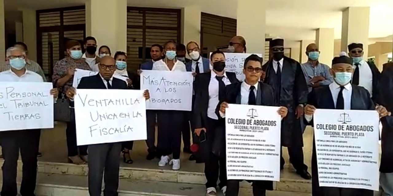 Abogados realizan vigilia demandando reivindicaciones en el Tribunal de Tierra de Puerto Plata