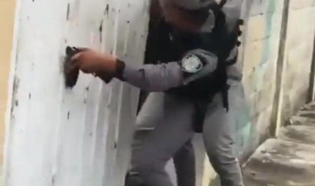 Circula en redes vídeo donde agentes PN persiguen estudiantes a mano armada en centro educativo