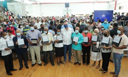 Presidente Abinader entrega 380 títulos en SDE con una inversión de RD$151,680,000